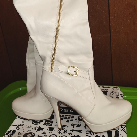 Shoes - Picture 3 of 4